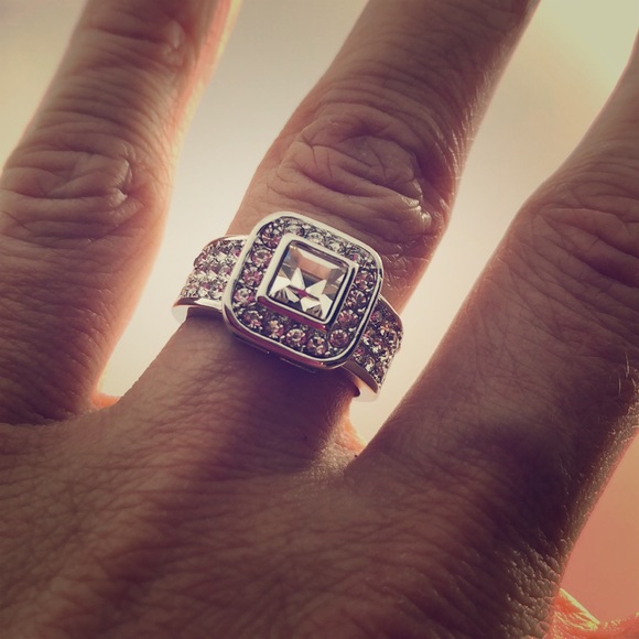 Lovely cushion setting silver ring size 7 boutique - Picture 5 of 8